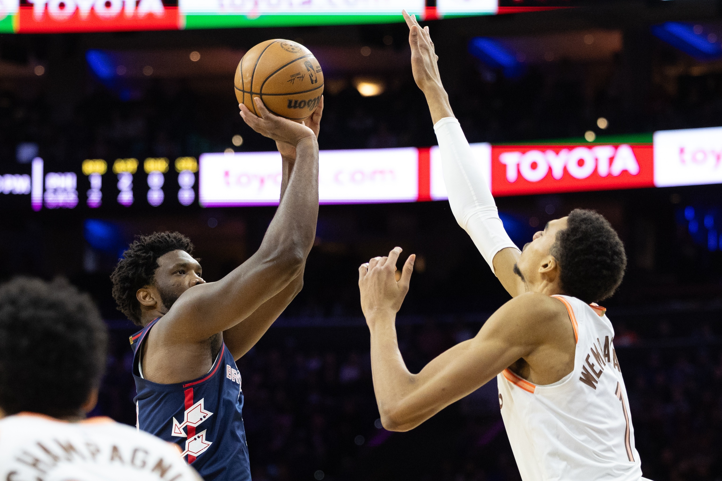 世界杯赛事回顾-拿下一血！文班亚马面对恩比德首次获胜 生涯战绩来到1胜2负